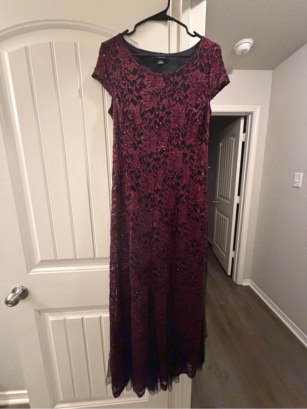 Elegant Burgundy Lace Maxi Dress with Short Sleeves